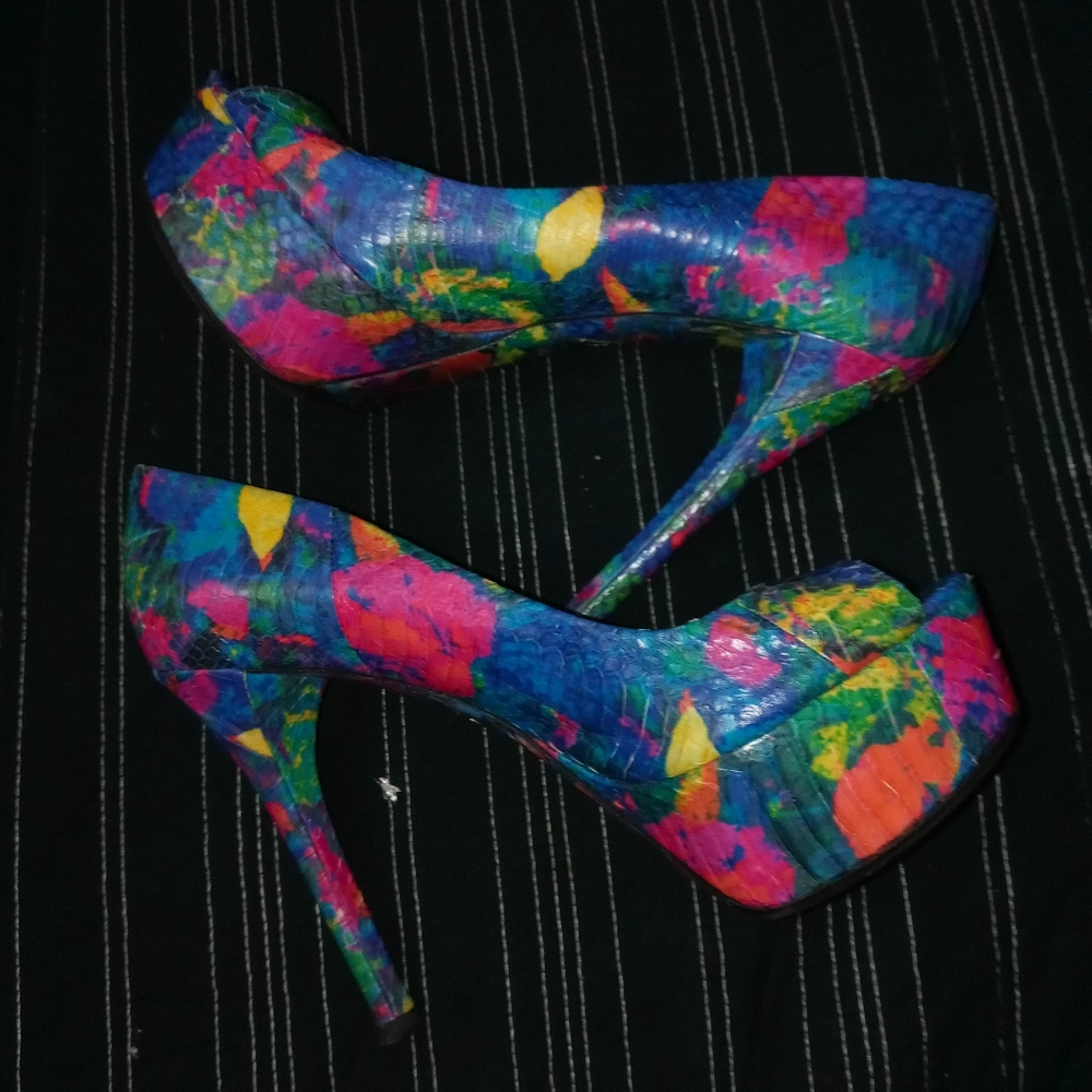 Brian Atwood "Rainbow Snake" silk lined pumps - Picture 5 of 9